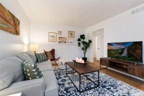 Couples Getaway - Dog Friendly, Bike to Old Town!